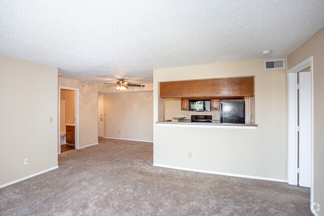 2BR, 2BA - 975 SF - Leawood At State Line