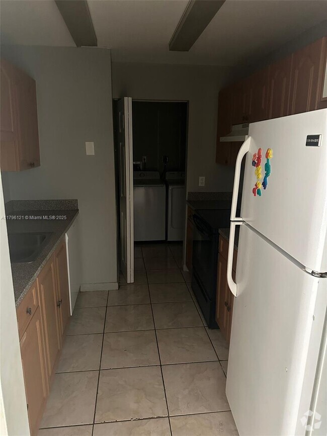 Building Photo - 2812 NW 55th Ave Unit 1D Rental