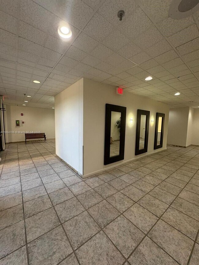 Photo - 900 NE 195th St Unidad 702