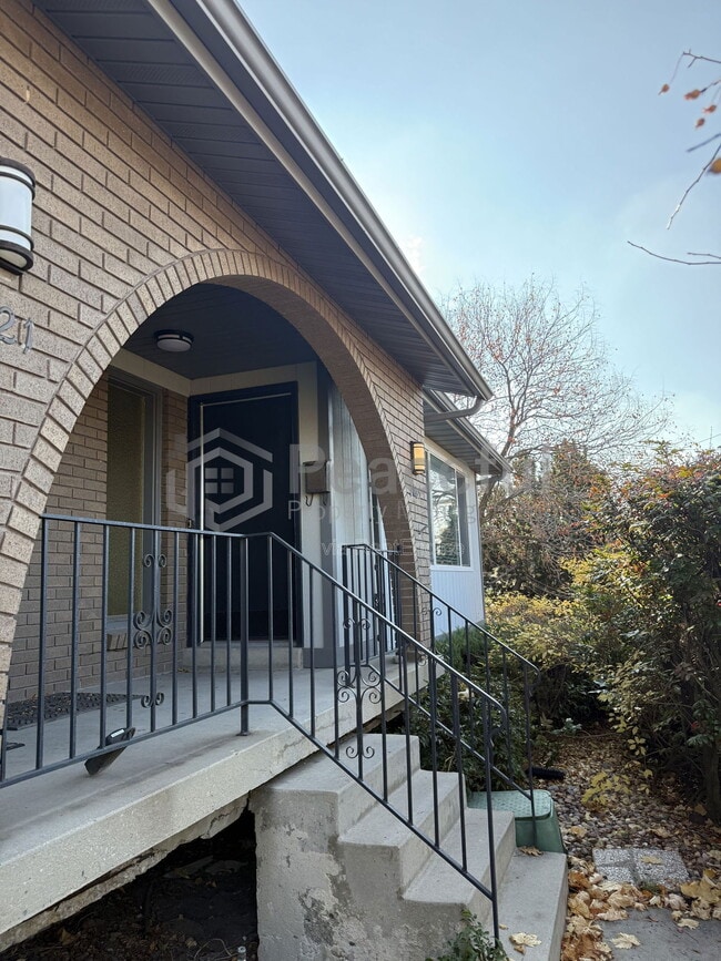 Building Photo - 2025 Broadmoor St S