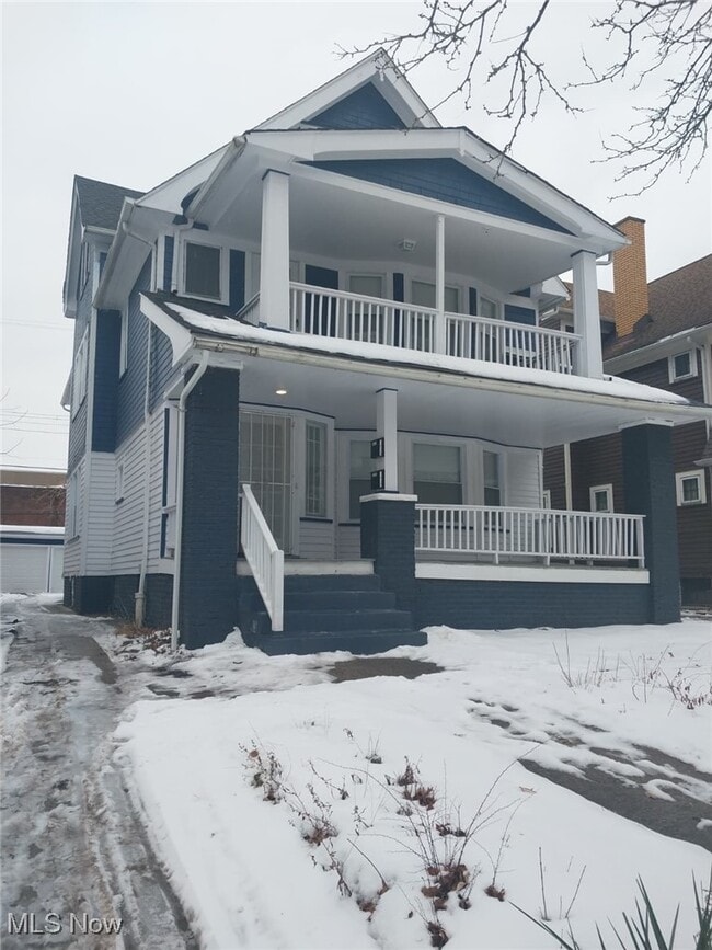 Building Photo - 1635 Hillcrest Rd Unit Up