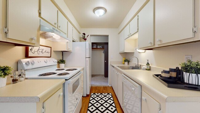 Building Photo - Lakeside Apartments