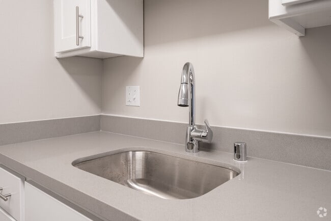 1BR, 1BA - 733SF