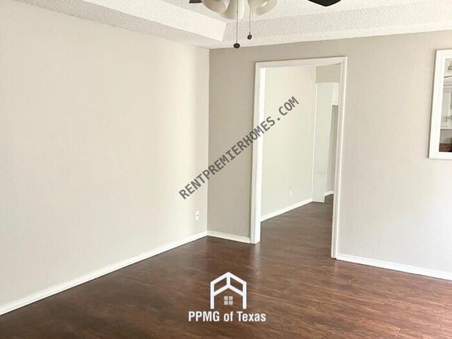 Photo - 913 Royal Ln