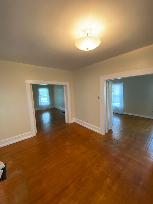 Building Photo - 19 Dix Ave Unit 19 Dix Ave