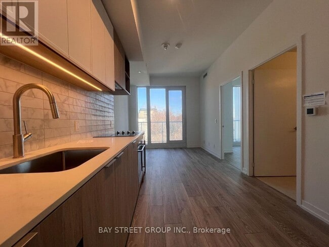 Photo - 2020 Bathurst St Unit 735
