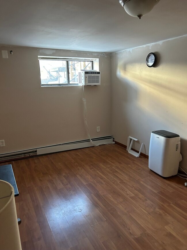 Warm, cozy, sunny, clean in a beautiful area near beach and Marina - 157 Langham St Unit Studio