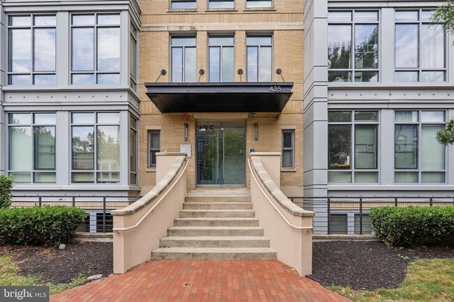 Building Photo - Live in one of DC's most vibrant neighborhoods from this sun-filled 1BR | 1BA condo