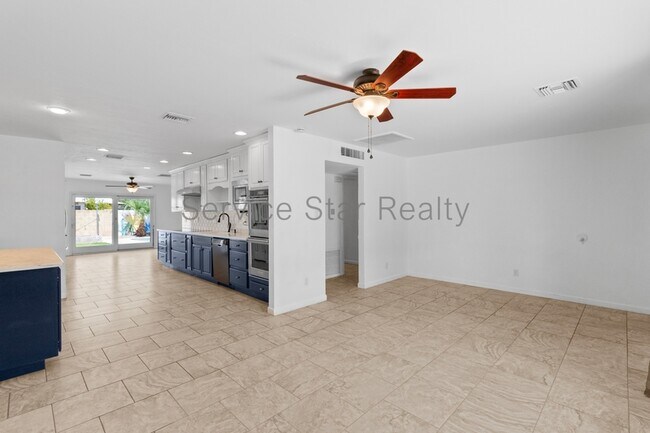 Photo - 8610 E Oak St