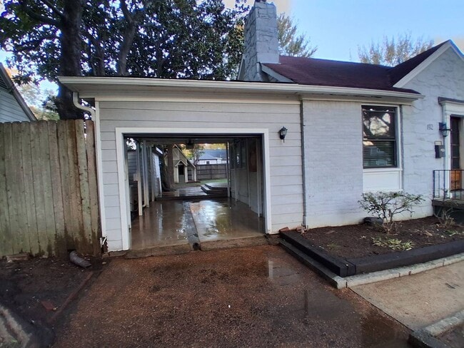 Photo - Charming Cottage in East Memphis! Fully fenced back yard! Ready to be your next home!
