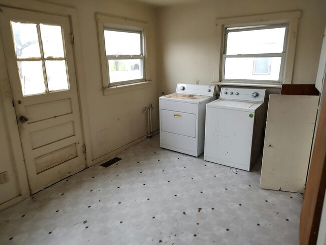 Photo - 220 S Main St