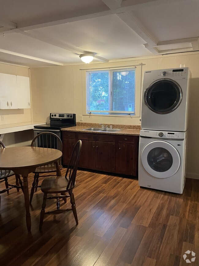 Building Photo - 19 Pearl St Unit Rear Apartment