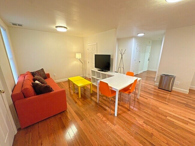Photo - 130 W 8th St Unidad 1