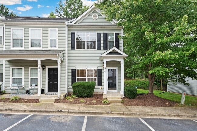 Building Photo - Lovely 2-Bedroom Townhome in the Heart of ...