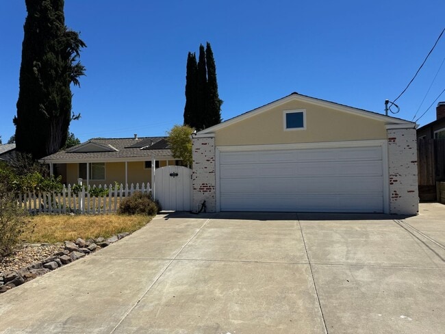 Building Photo - Meticulously Maintained Single-Story Home with Private Pool in Canterbury Village!
