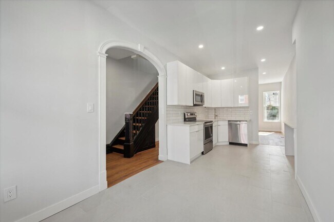 Photo - 647 N 33rd St
