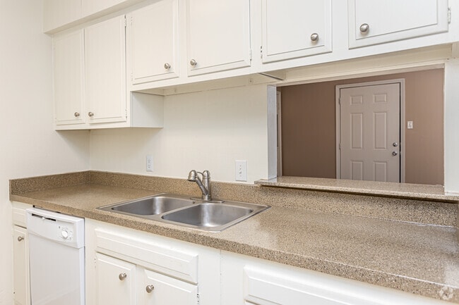 2BR, 1BA - 940SF