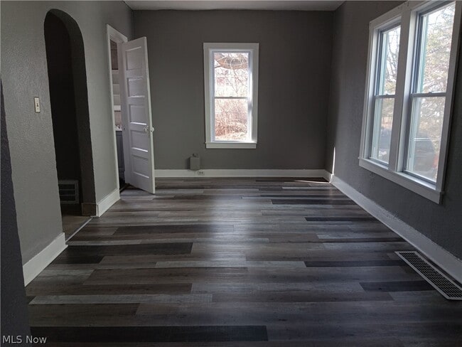 Photo - 1124 E 114th St