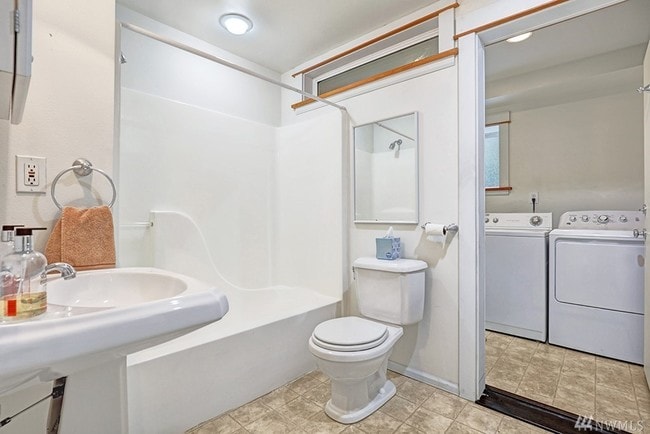 Full bath - 1214 25th Ave E Unit B