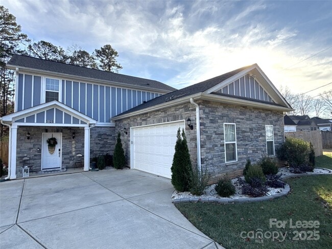 Building Photo - 5120 Lakeview Rd