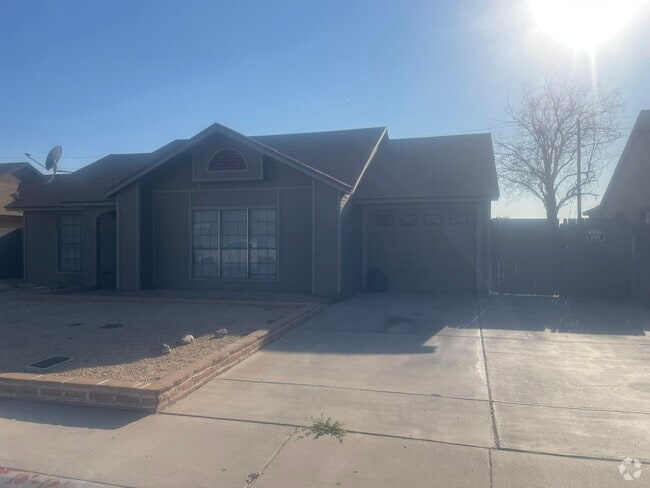 Building Photo - Four Bedroom Two Bath Vaulted Ceilings Rental
