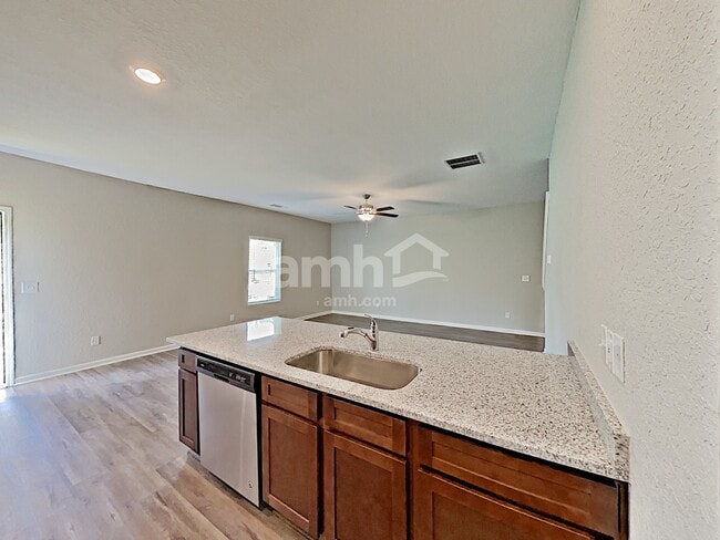 Photo - 4894 Bridle Path