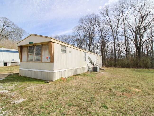 Building Photo - Great Location in Muscle Shoals!