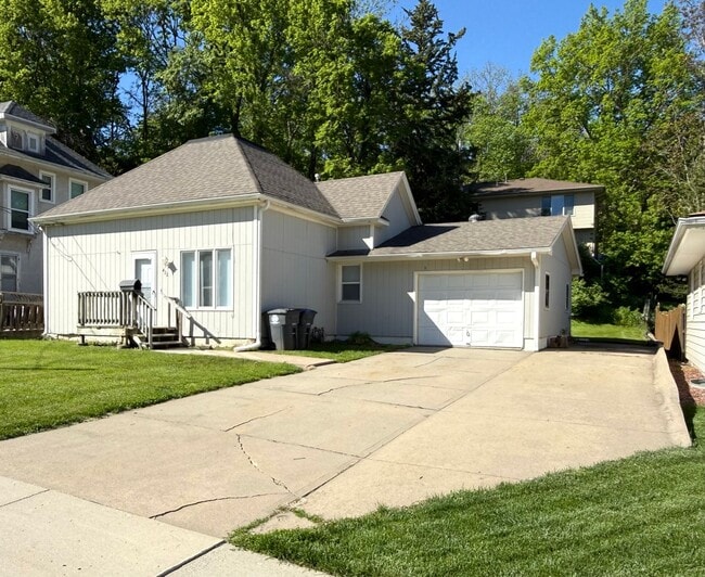 Building Photo - Easy to Maintain 2 Bed Home with Attached Garage