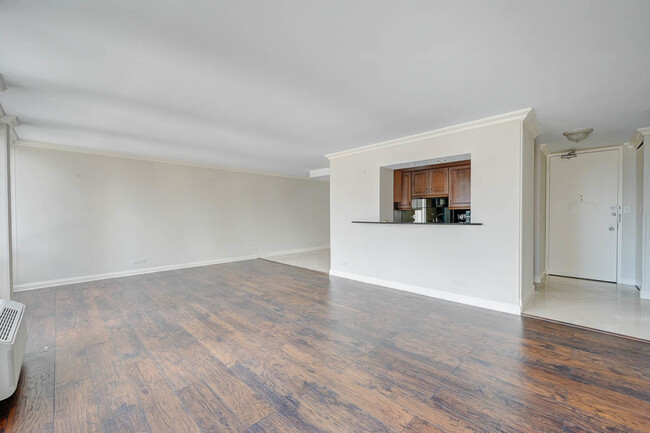Photo - 111 E Chestnut St Condo