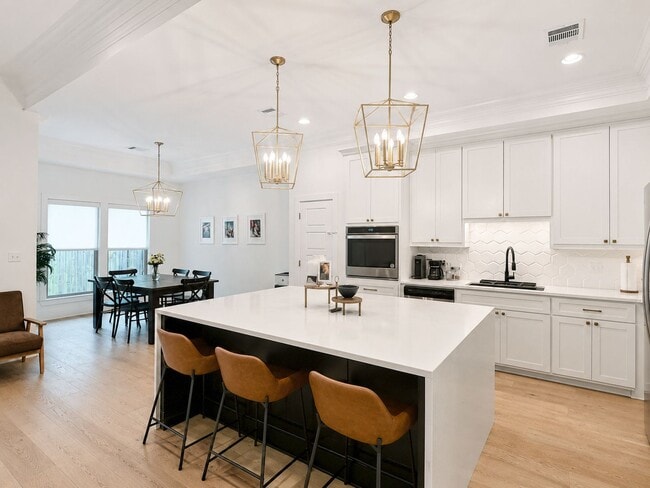Building Photo - Custom Home Off Tiger Bend|Great Location