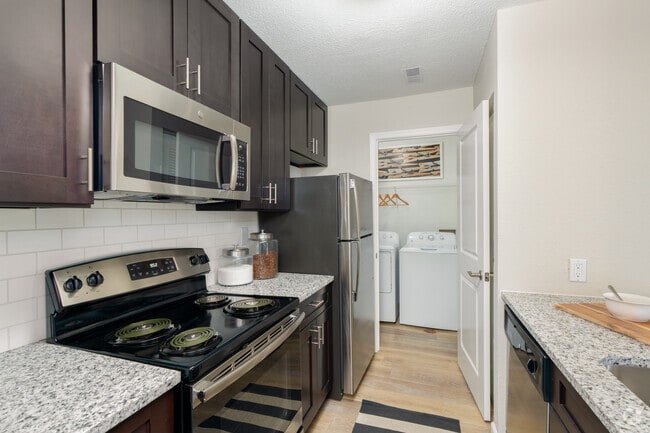 1BR, 1BA - 729SF - Kitchen - Metro on 5th
