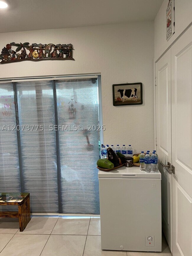 Photo - 556 NE 5th St