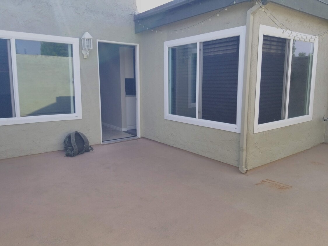 Feel the seabreeze at your front door. - 18681 Maplewood Cir (Huntington Beach, CA)