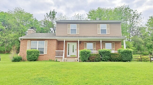 Building Photo - 3 Bed / 3 Bath Single Family Home