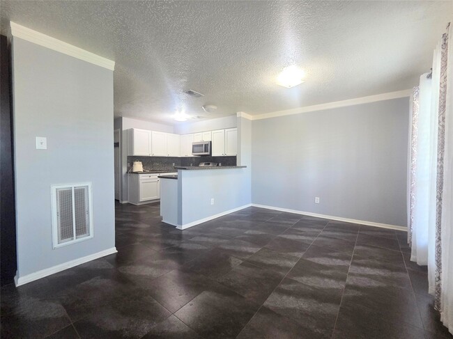 Building Photo - 16102 Mission Village Dr