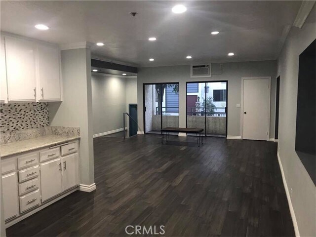 Building Photo - 720-724 W 4th St Unit 410