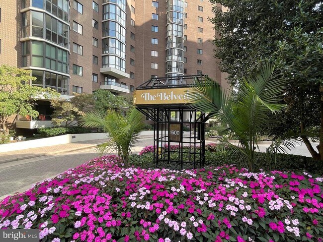 Building Photo - 1600 N Oak St Unit 415 Rental