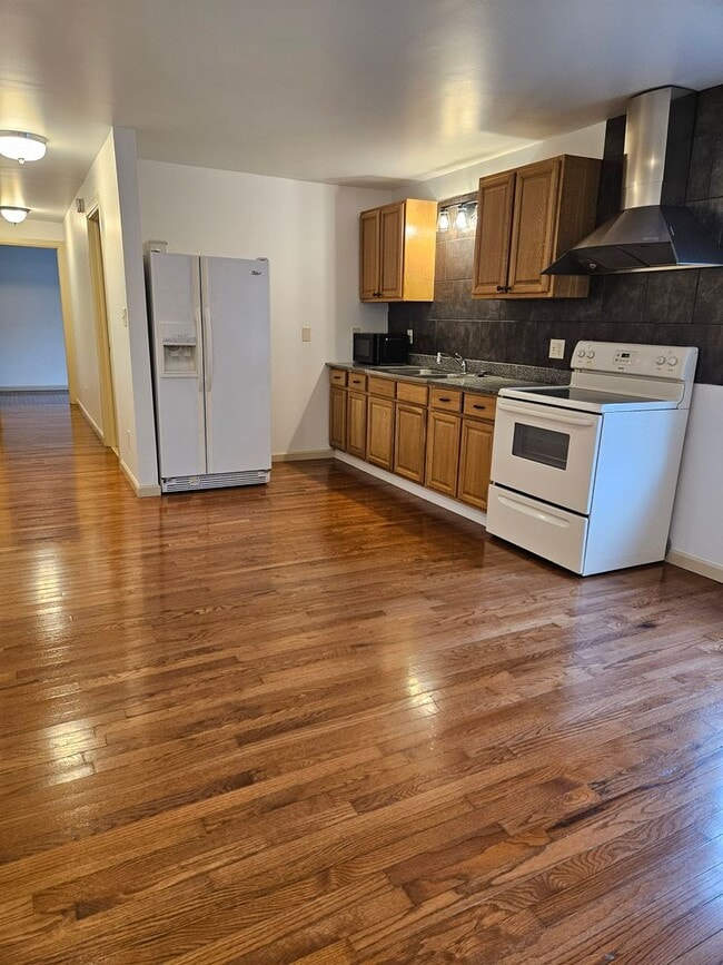 Building Photo - 798RUNVILLER Unit 1