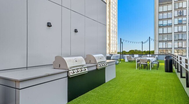 Photo - 5440 N Sheridan Rd