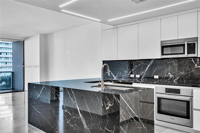 Photo - 88 SW 7th St Unidad 806