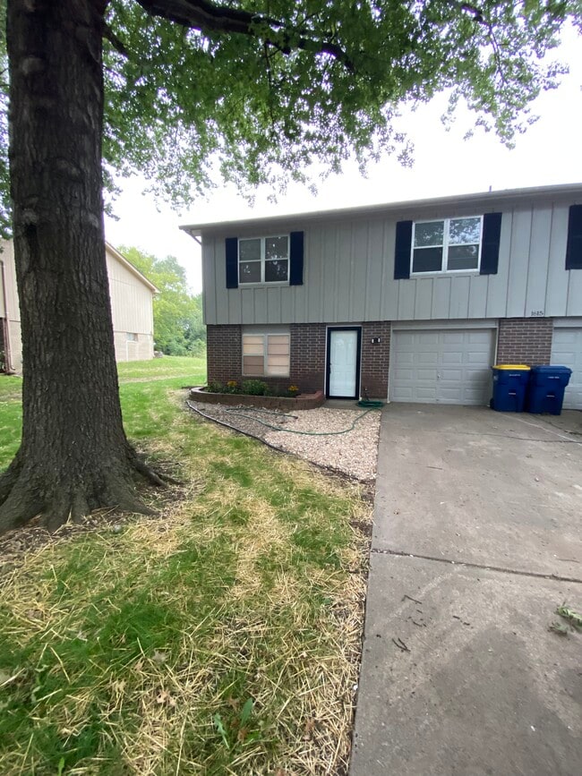Photo - 1615 NE White Dr