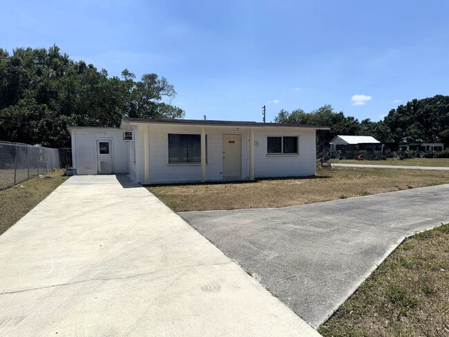 3 BEDROOM 1 BATHROOM IN FT. MYERS SECTION... - 3 BEDROOM 1 BATHROOM  IN FT. MYERS SECTION... Casa