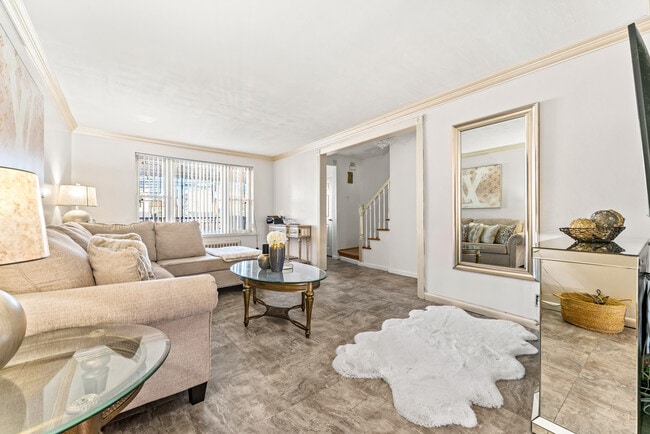 Building Photo - 1318 E 58th St Unit 1