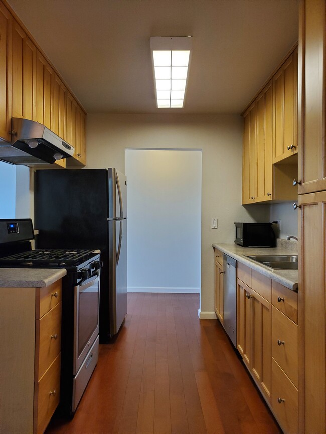 Building Photo - 2411 Prospect Ave Unit 307