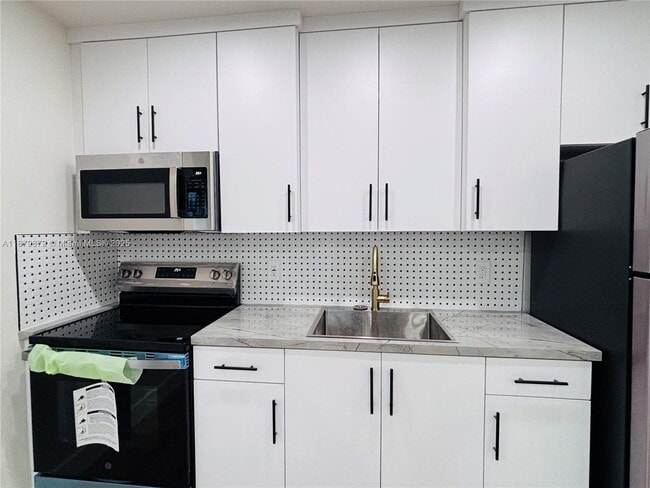 Building Photo - 220 NW 27th Ave Unit 1-4 Rental