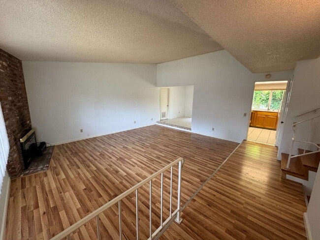 Photo - Large 4 Bedroom / 3 Bathroom, Split-level ...