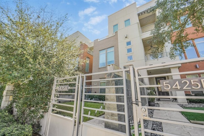 Building Photo - 5425 Hidalgo St