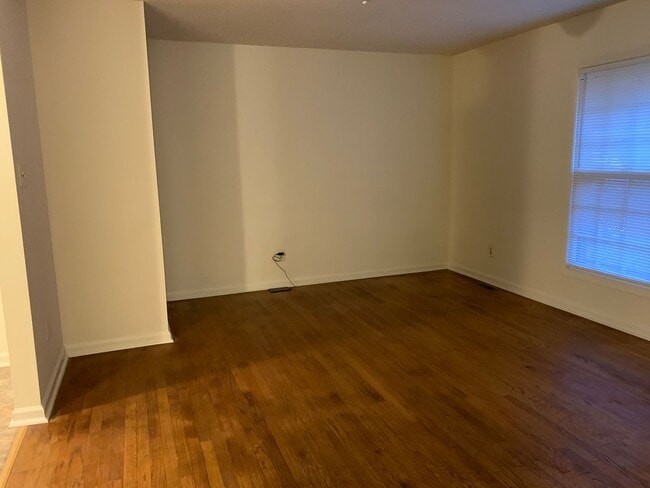 Photo - 562 Granite St