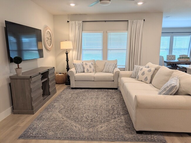 Photo - 5627 Jewel Curv