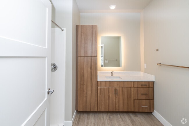 2BR, 2BA - 1,120SF - Bathroom